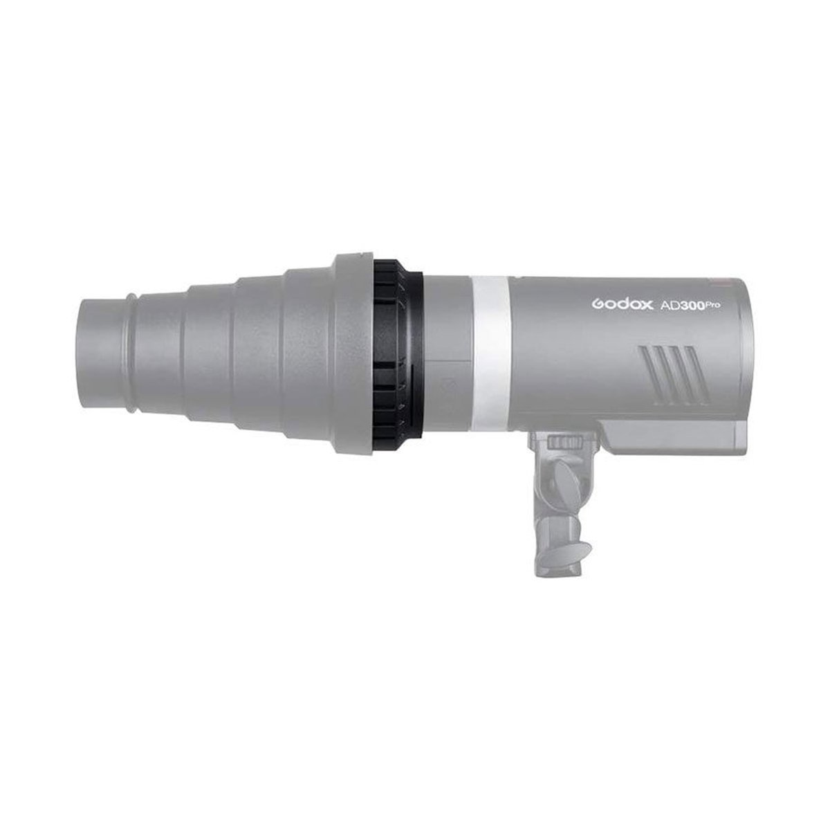 Godox AD-AS Adapterring - Seitenansicht: Godox AD300Pro Blitzgerät mit montiertem Bowens-Mount-Adapter und Reflektor