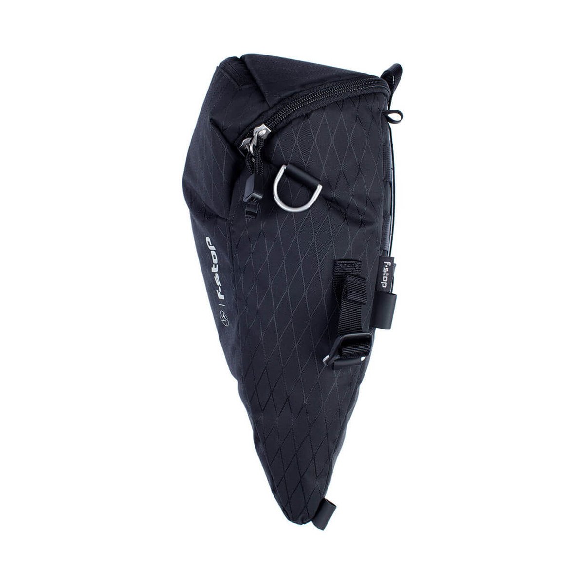 F-Stop Navin Anthrazit (geschweisst) - Seitenansicht der schwarzen F-stop Tasche mit Reißverschluss, D-Ring und Logo. F-Stop Navin Anthrazit (geschweisst) - Seitenansicht der schwarzen F-stop Tasche mit Reißverschluss, D-Ring und Logo.