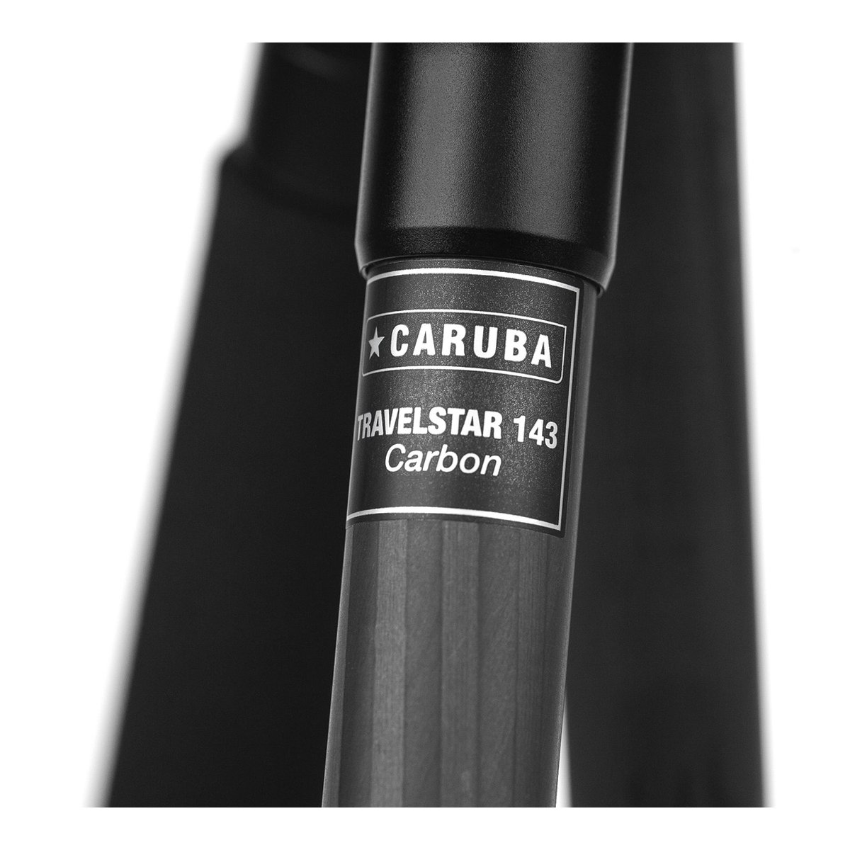 Caruba Travelstar 143 Carbon-Stativ - Detailansicht des Stativbeins mit Caruba Travelstar 143 Carbon Logo