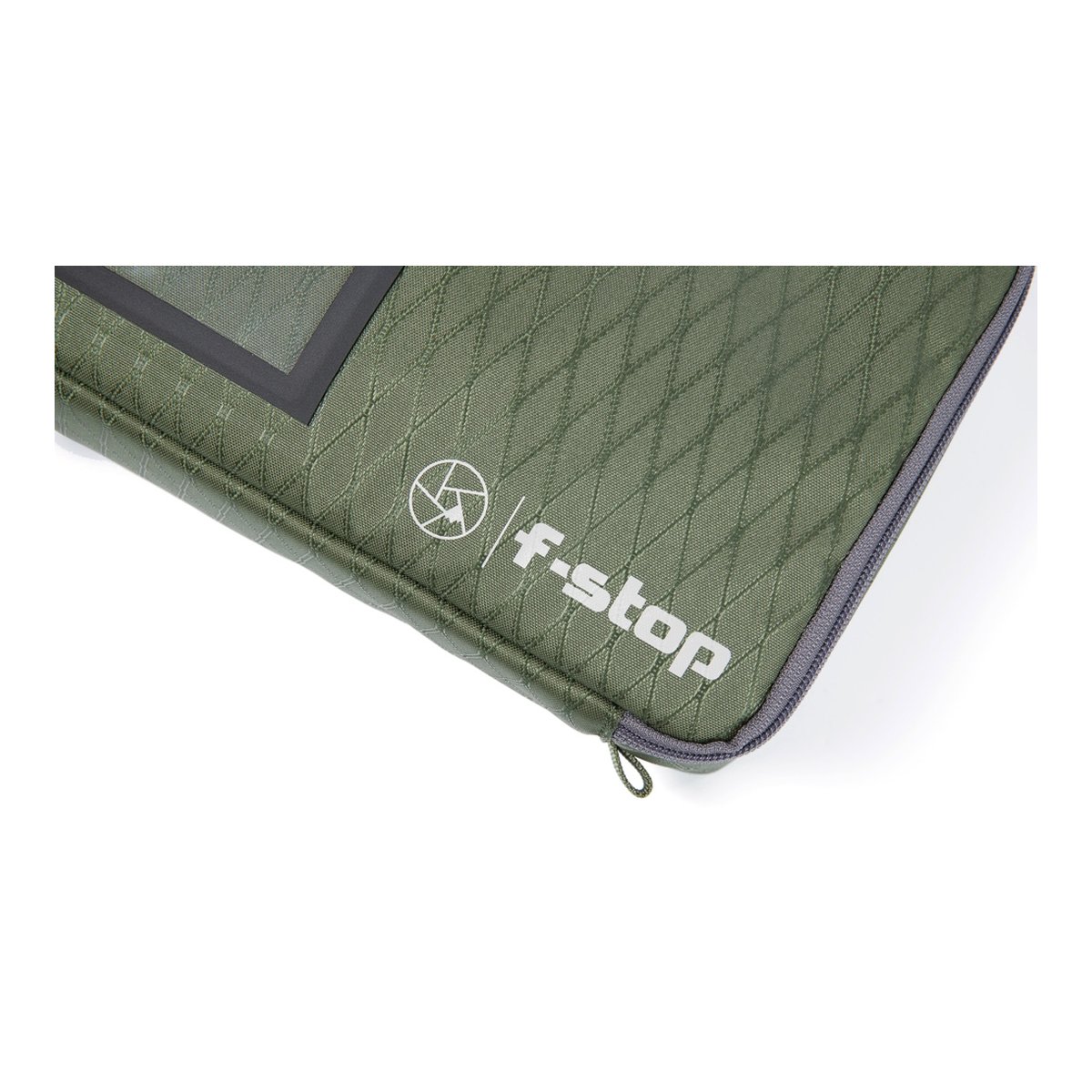 F-Stop Drone Case Small - Detailansicht: f-stop Logo auf grünem, gestepptem Material.