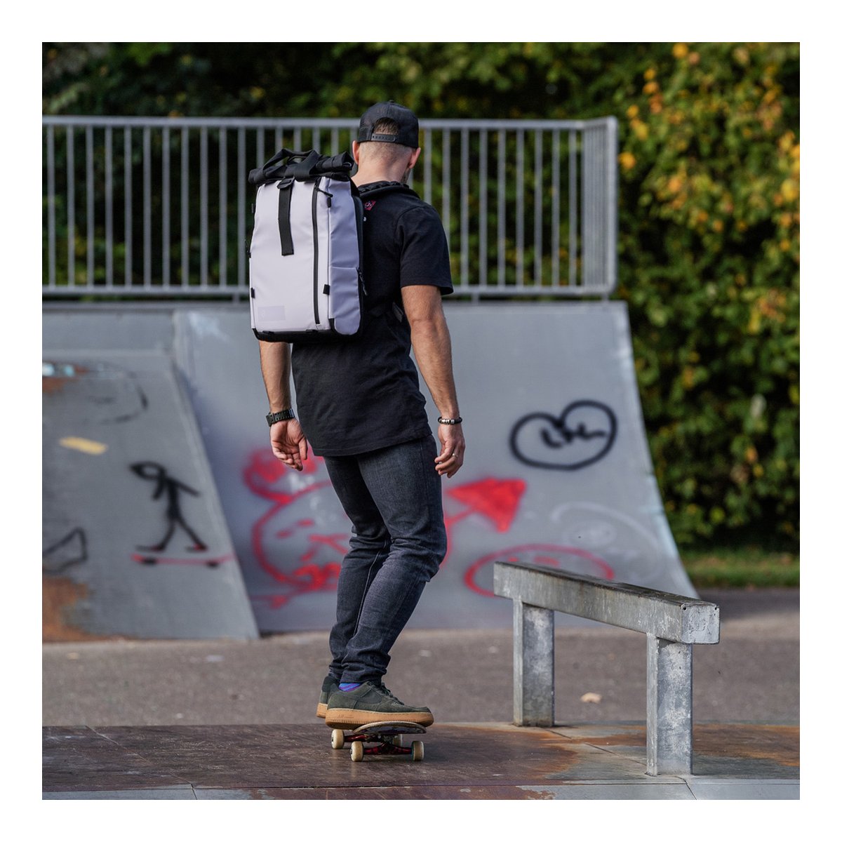 WANDRD PRVKE Lite 11-Liter Uyuni Purple - Anwendungsbeispiel: Rucksack auf dem Rücken eines Skaters, Rückansicht
