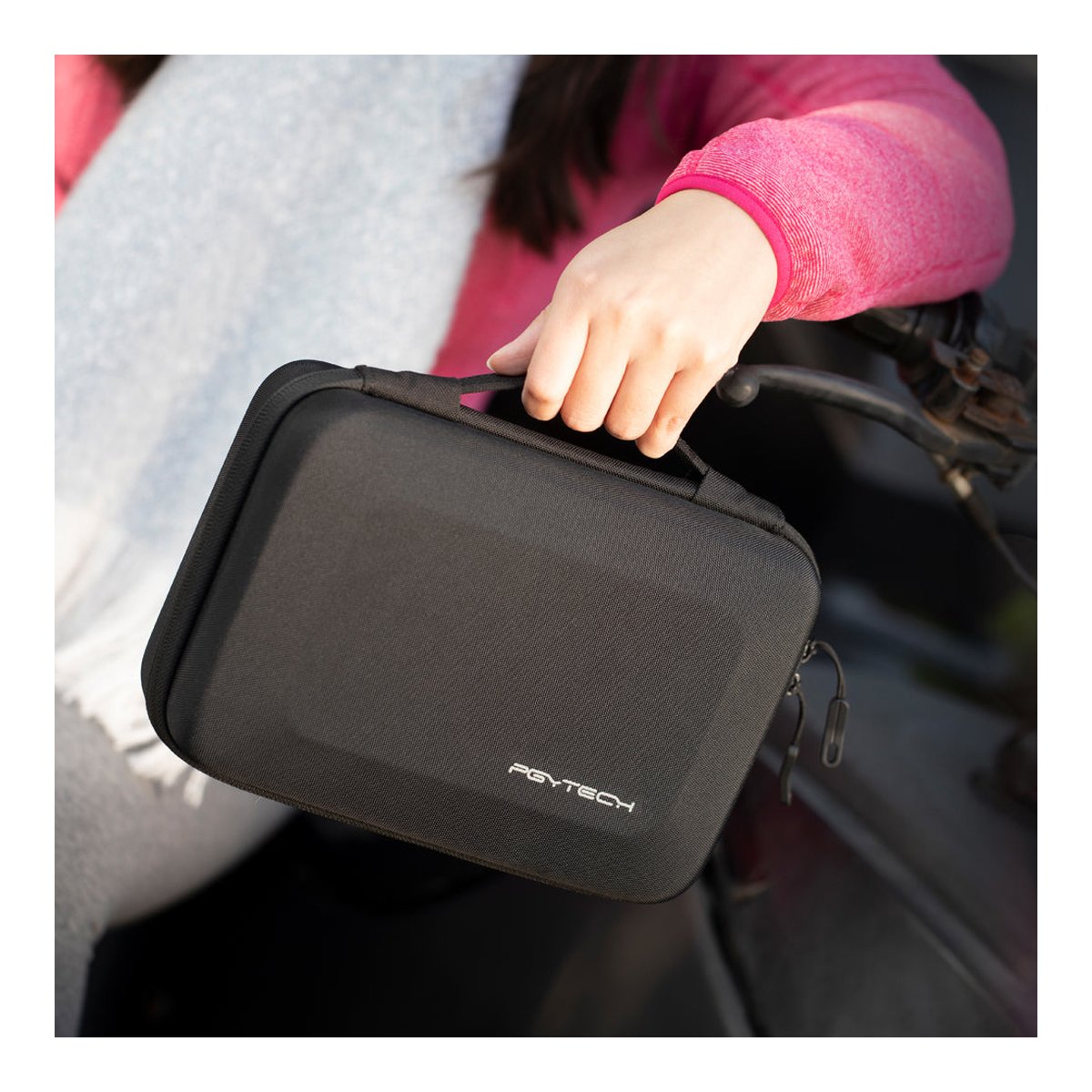 PGYTECH Osmo Pocket Carrying Case - Anwendungsbeispiel: Eine Person hält die schwarze PGYTECH Transporttasche.