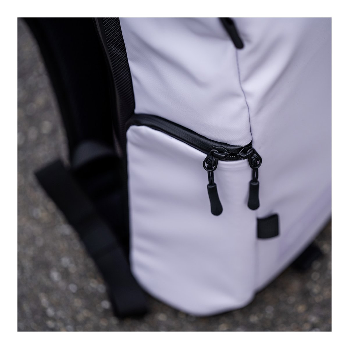 WANDRD PRVKE Lite 11-Liter Uyuni Purple - Detailansicht Reißverschluss der Fronttasche des Rucksacks