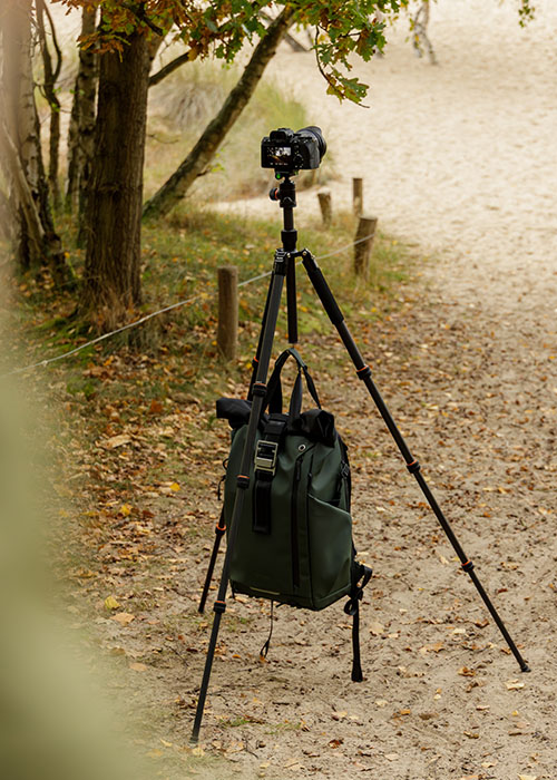 Rollei C5i und C6i Carbonstativ im Outdoor-Einsatz: Rucksack als Zusatzgewicht für mehr Stabilität