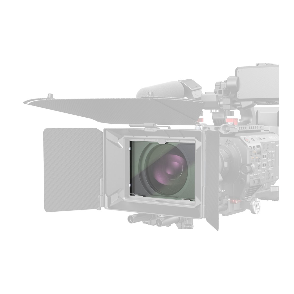 SmallRig 4743 CINE 4x5,65 weißer Diffusionsfilter 1/8 - Matte Box an Filmkamera: Frontansicht mit geöffneter Klappe, Blick auf das Objektiv.