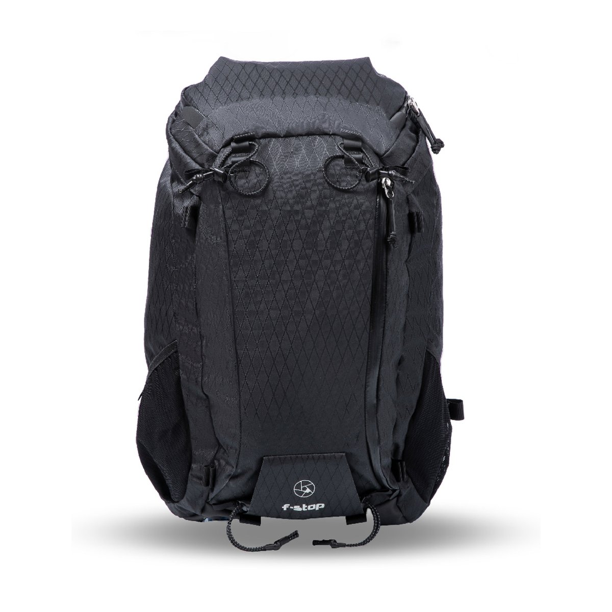 F-Stop DuraDiamond Ajna Essentials Bundle - Anthrazit - Frontansicht schwarzer f-stop Rucksack mit Rautenmuster und Logo F-Stop DuraDiamond Ajna Essentials Bundle - Anthrazit - Frontansicht schwarzer f-stop Rucksack mit Rautenmuster und Logo