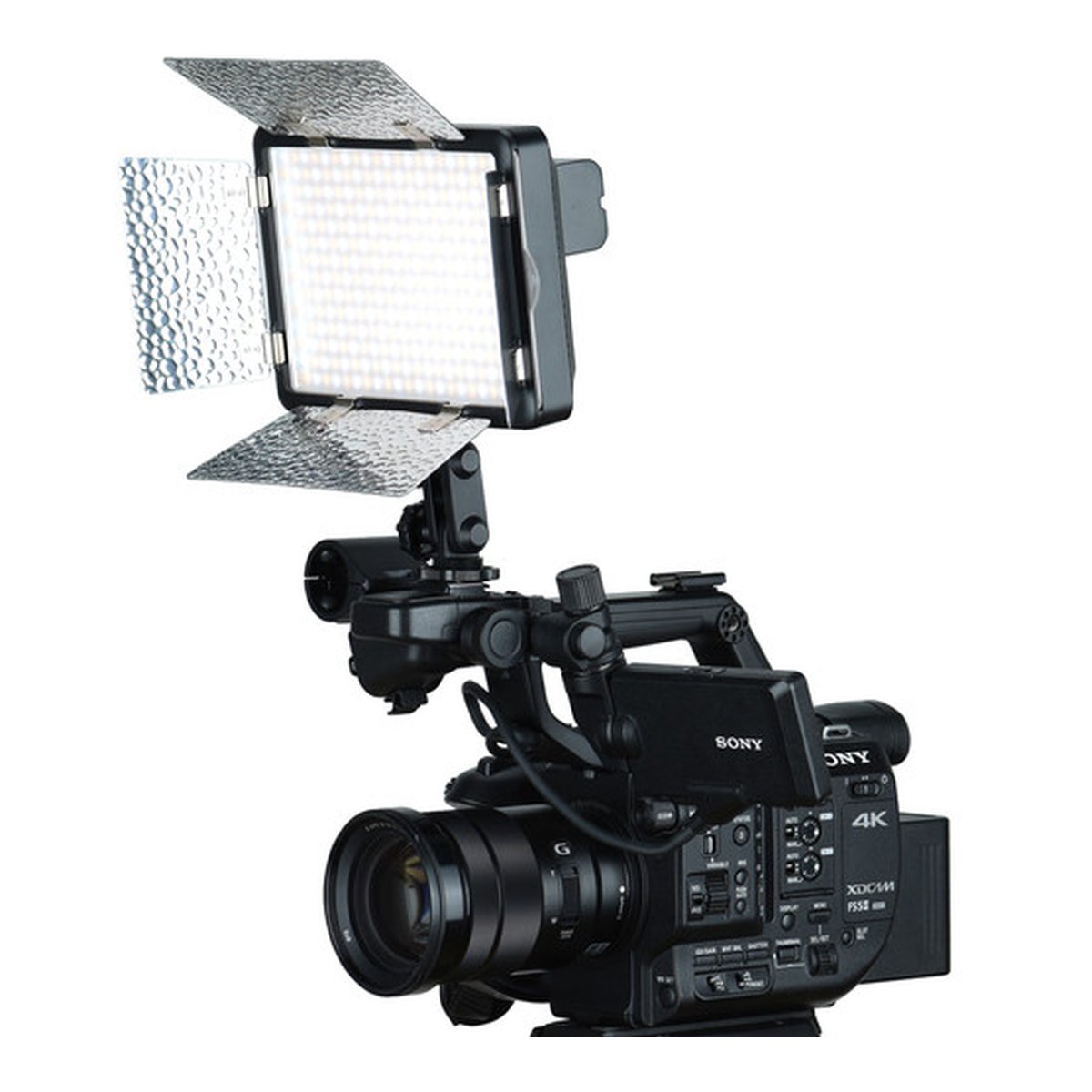 Godox Led LF308BI - Anwendungsbeispiel: LED-Videoleuchte auf Sony Kamera.