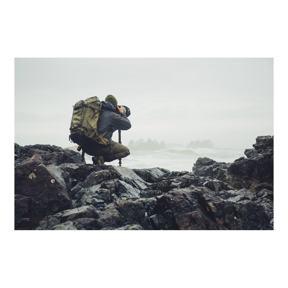 F-Stop Sukha Anthrazit (Schwarz) - Anwendungsbeispiel: Fotograf mit großem Rucksack kniet auf Felsen an stürmischer Küste. F-Stop Sukha Anthrazit (Schwarz) - Anwendungsbeispiel: Fotograf mit großem Rucksack kniet auf Felsen an stürmischer Küste.