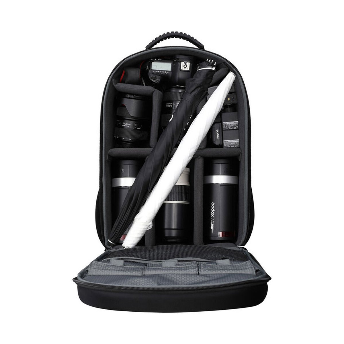 Godox AD300Pro Set mit 2 Köpfen - Anwendungsbeispiel: Innenansicht des offenen Kamerarucksacks mit Fotoausrüstung.