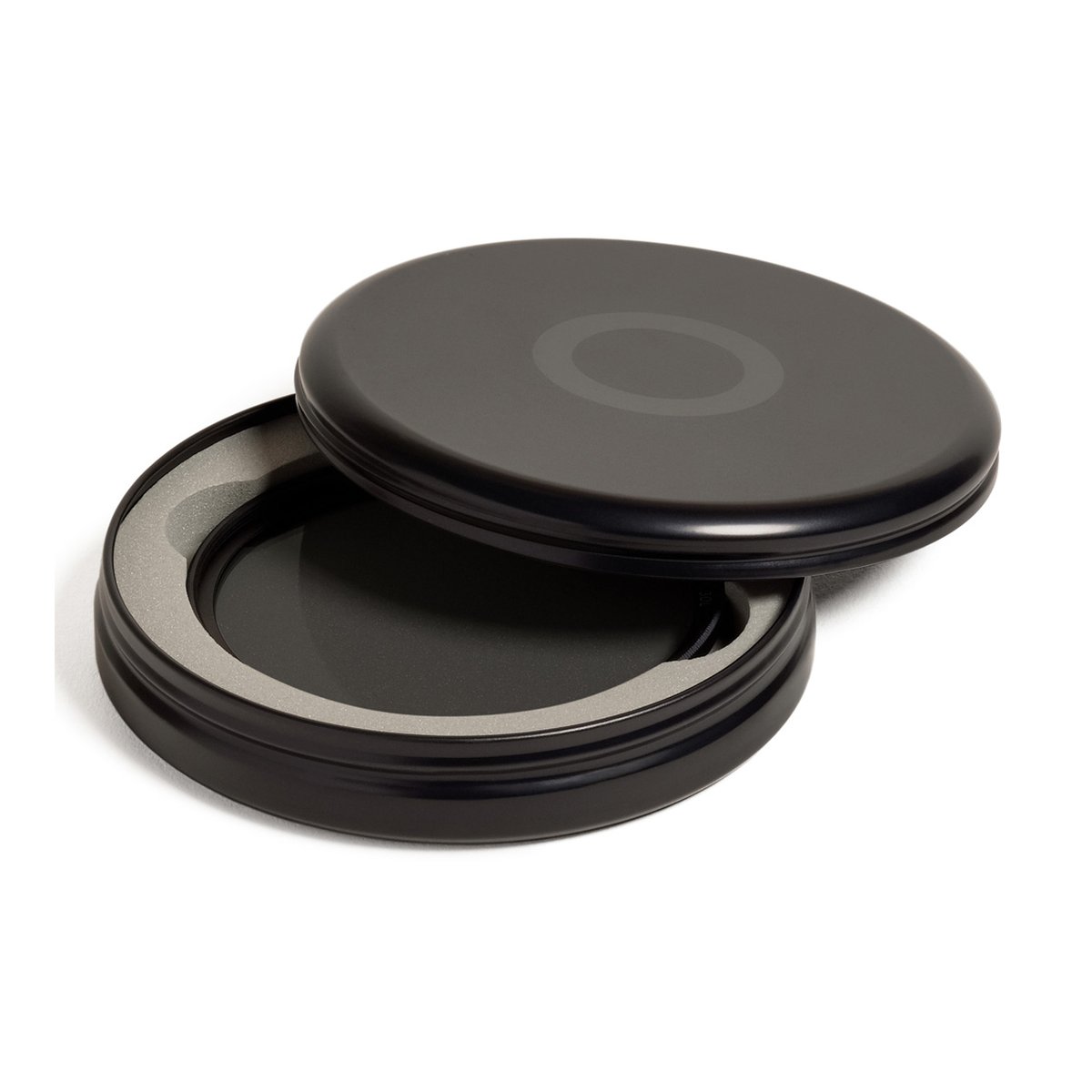 Urth 40.5mm ND4 (2 Blenden) Objektivfilter (Plus+) - Verpackung: Detailansicht des leicht geöffneten runden, schwarzen Etuis mit Schaumstoffeinlage und Logo.