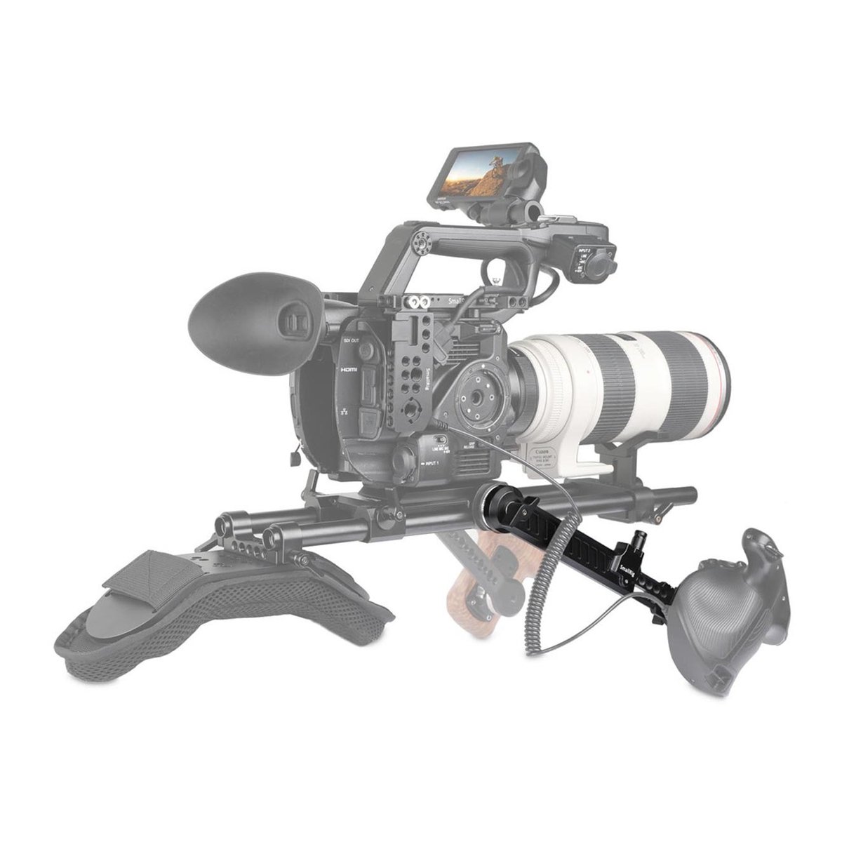 SmallRig 1870 Erweiterungsarm mit Arri-Rosette, für Handgriffe 168-260 mm - Vollständige Ansicht des Kamera Shoulder Rigs mit Schulterpolster, Griffen und transparenter Kamera.