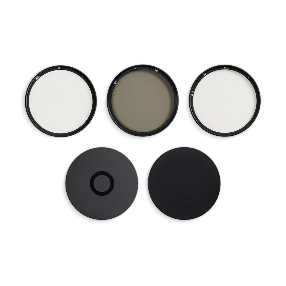 Urth 52mm Magnetic Duet Kit (Plus+) (UV+CPL) - LIEFERUMFANG: Drei Urth Kamerafilter und zwei schwarze Objektivdeckel auf weißem Hintergrund.