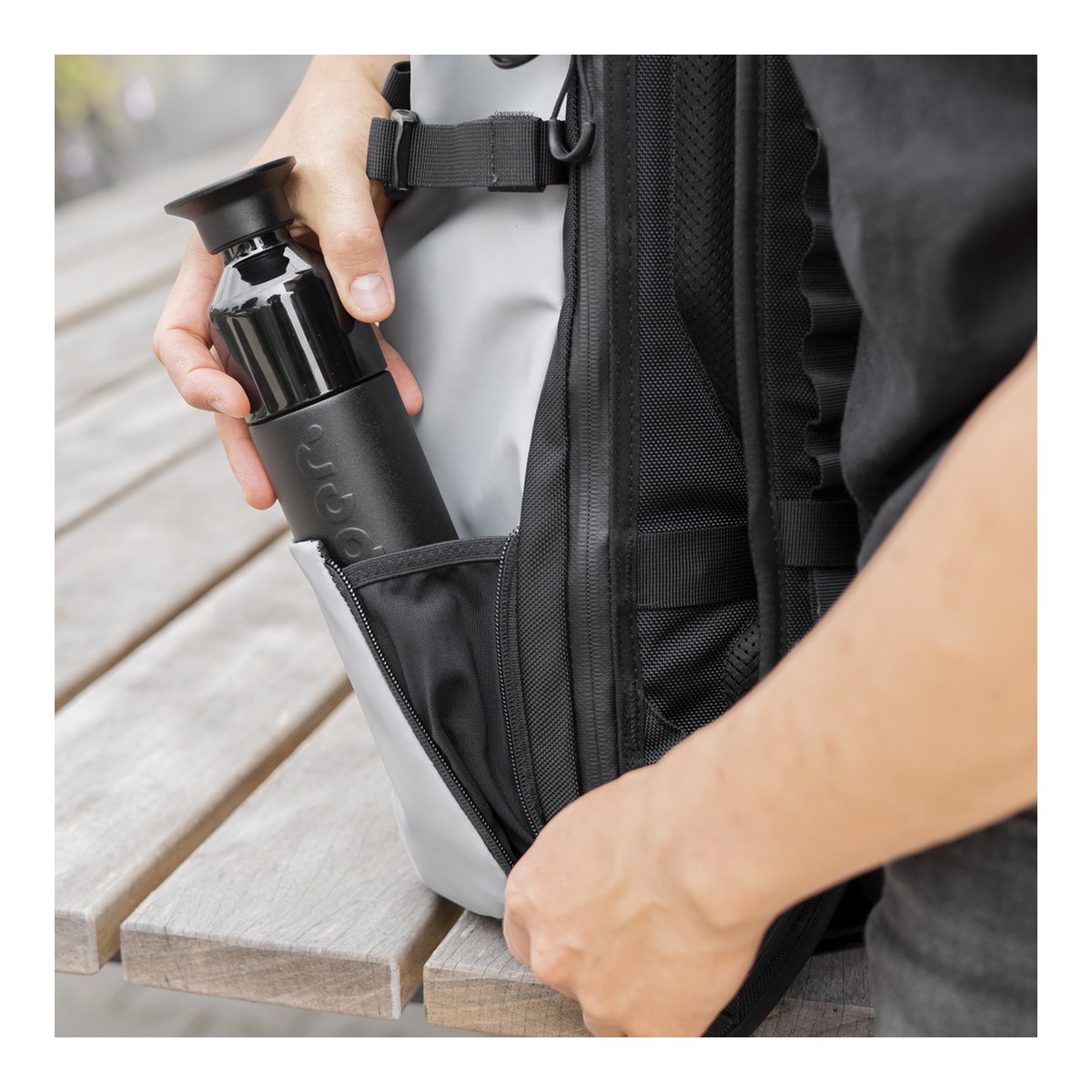 WANDRD PRVKE 21-Liter DisNet Grey Photo Bundel V3 - Anwendungsbeispiel: Verstauen einer Flasche im Rucksack-Seitenfach WANDRD PRVKE 21-Liter DisNet Grey Photo Bundel V3 - Anwendungsbeispiel: Verstauen einer Flasche im Rucksack-Seitenfach