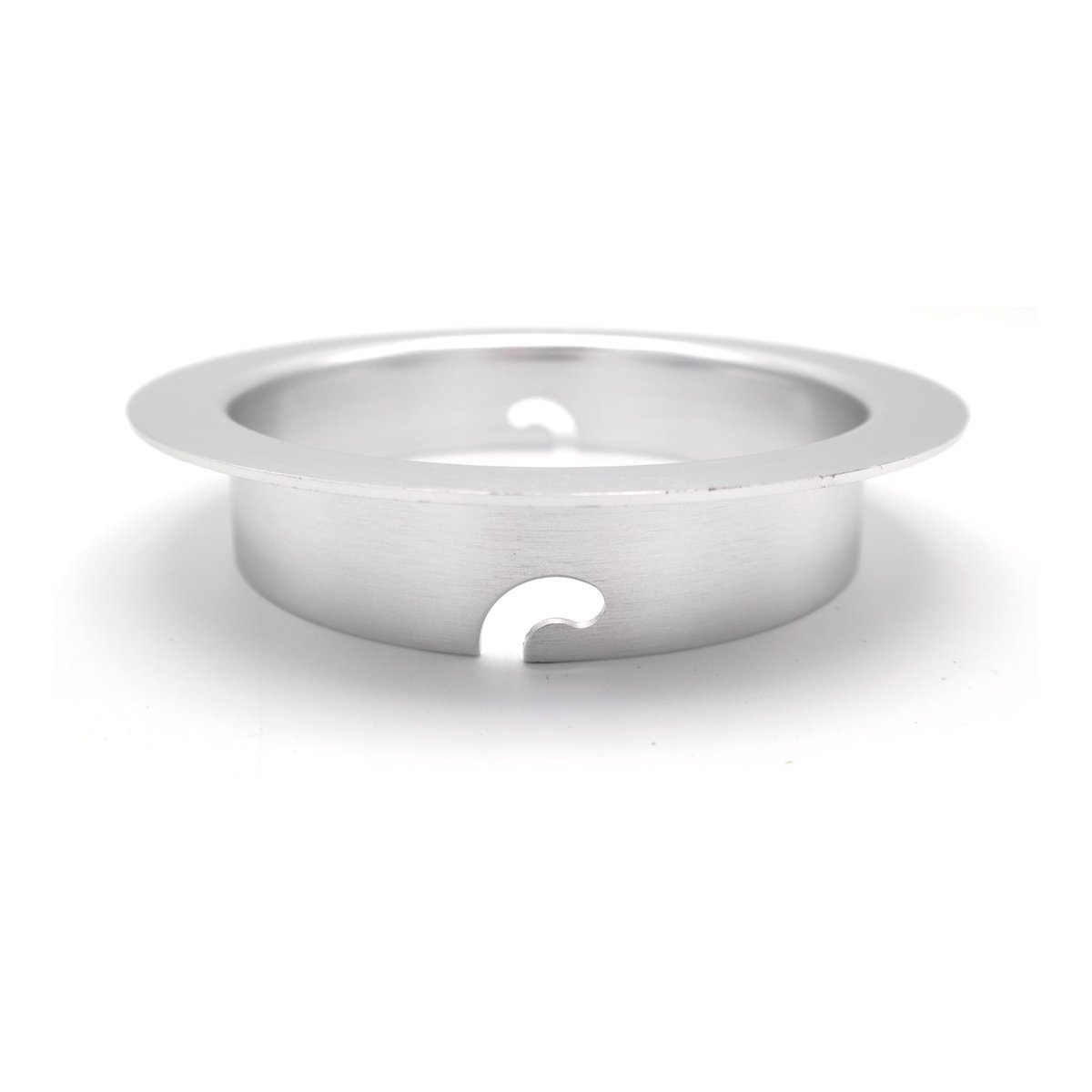 Caruba Softbox Adapter Ring Elinchrom 144,5mm - Detailansicht: Silberner runder Einbaurahmen mit geschwungenen Aussparungen.