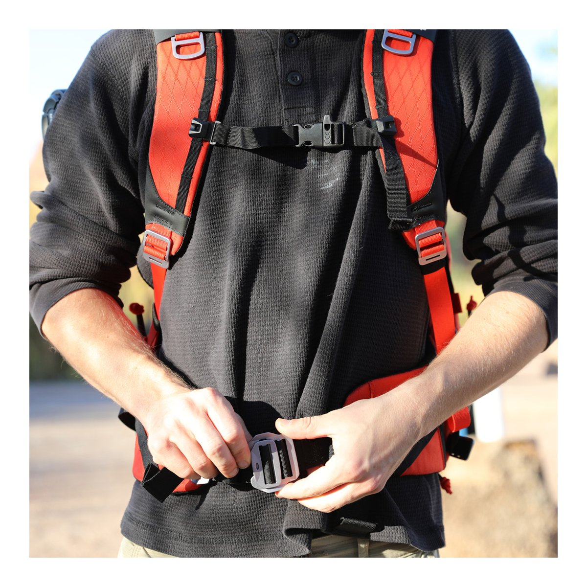 F-Stop DuraDiamond Tilopa - Magma - Anwendungsbeispiel: Anlegen des Hüftgurtes am Rucksack.