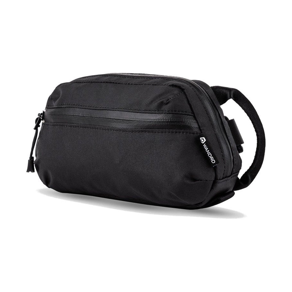 WANDRD Toiletry Bag Medium - Schrägansicht der schwarzen WANDRD Tasche mit Reißverschluss.