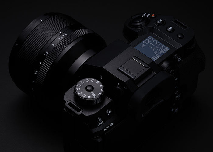 Fujifilm X-H2 APS-C Systemkamera mit Statusdisplay und moderner Hybridkamera-Bedienung für Foto und Video