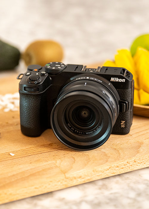 Nikon Z30 Systemkamera mit Objektiv auf Tisch