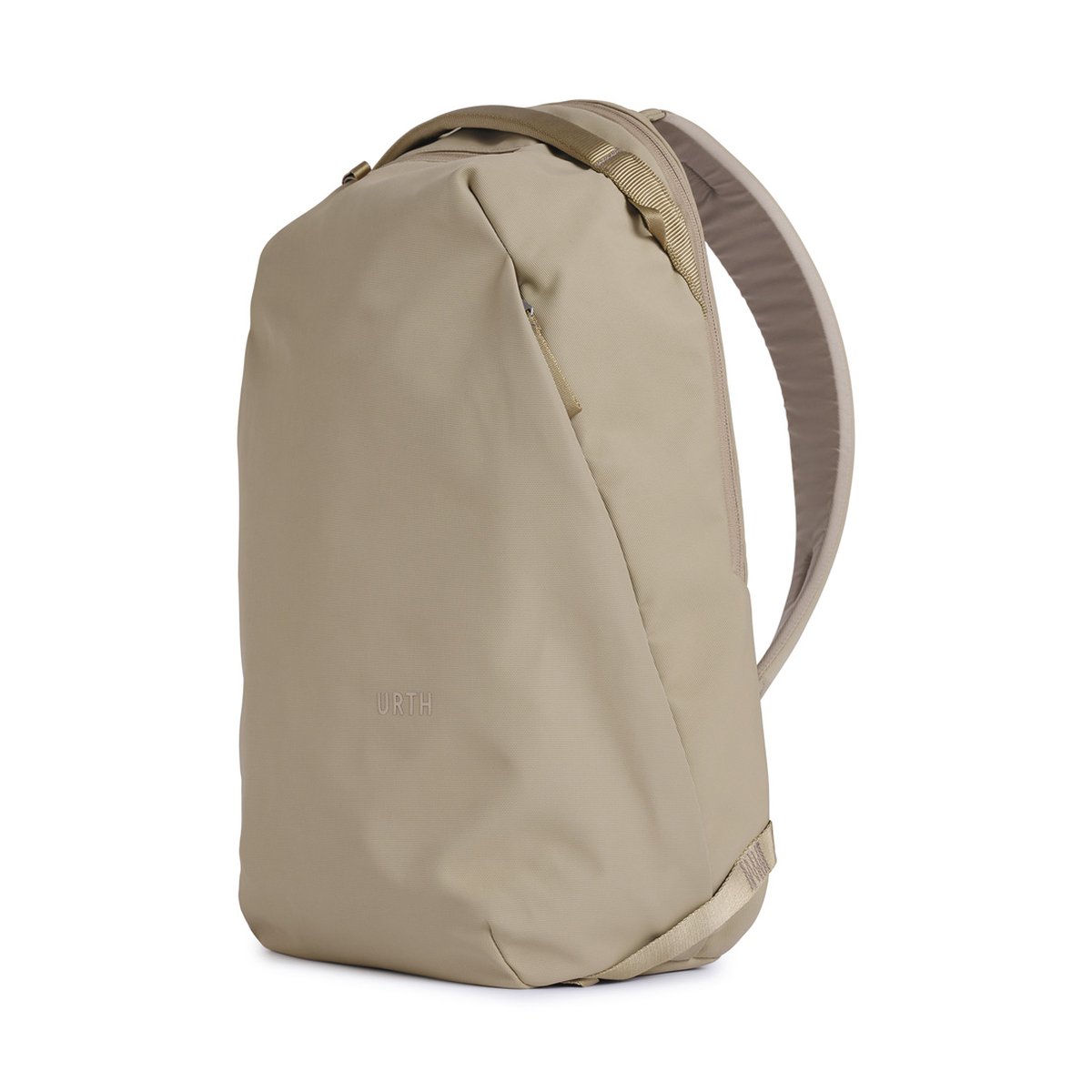 Urth Arkose 24L Rucksack + Kamera Insert (Beige) - Schrägansicht: Beiger Urth Rucksack mit Logo und Schultergurt Urth Arkose 24L Rucksack + Kamera Insert (Beige) - Schrägansicht: Beiger Urth Rucksack mit Logo und Schultergurt