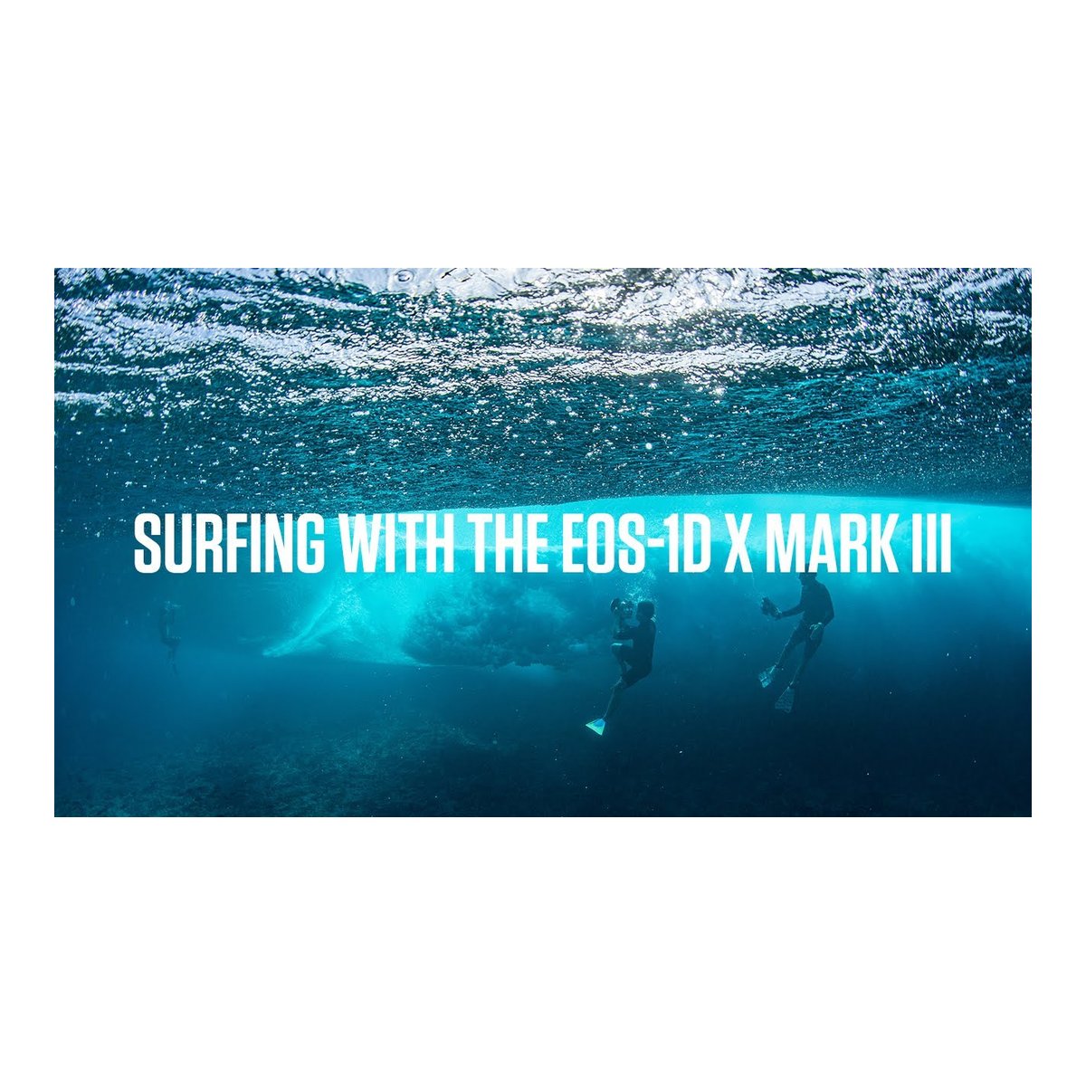 Canon EOS 1D X Mark III Body - Anwendungsbeispiel: Unterwasseraufnahme mit Schwimmern und Text "SURFING WITH THE EOS-1D X MARK III".