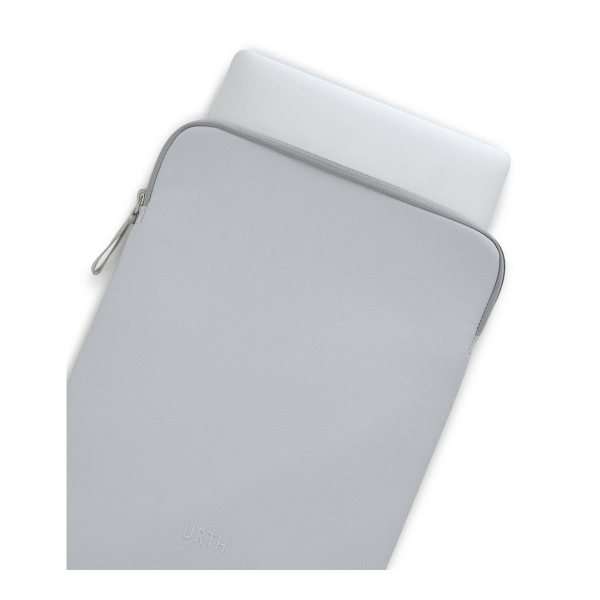Urth Naos 15/16" Laptoptasche (Aschgrau) - Anwendungsbeispiel: Graue Laptophülle mit weissem Laptop, Zipper und Markenlogo.