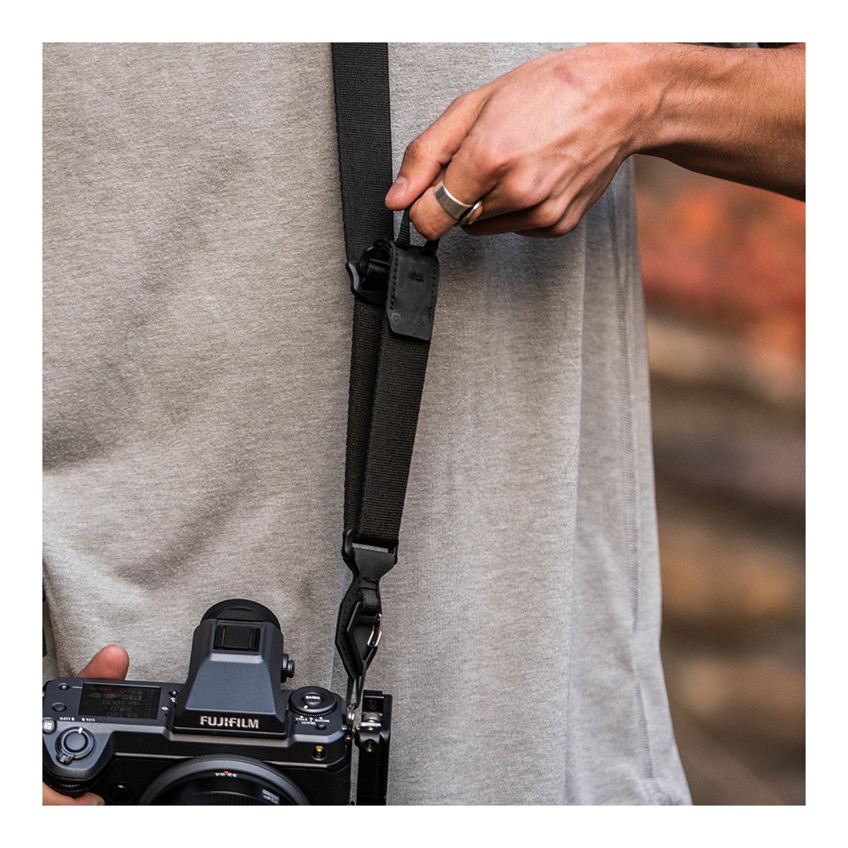 WANDRD Sling Strap - Anwendungsbeispiel: Kameragurt an Fujifilm Kamera