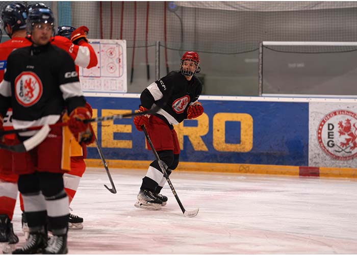 Serienbild einer Eishockeyszene mit mehreren Spielern, aufgenommen mit der Sony A7 V.