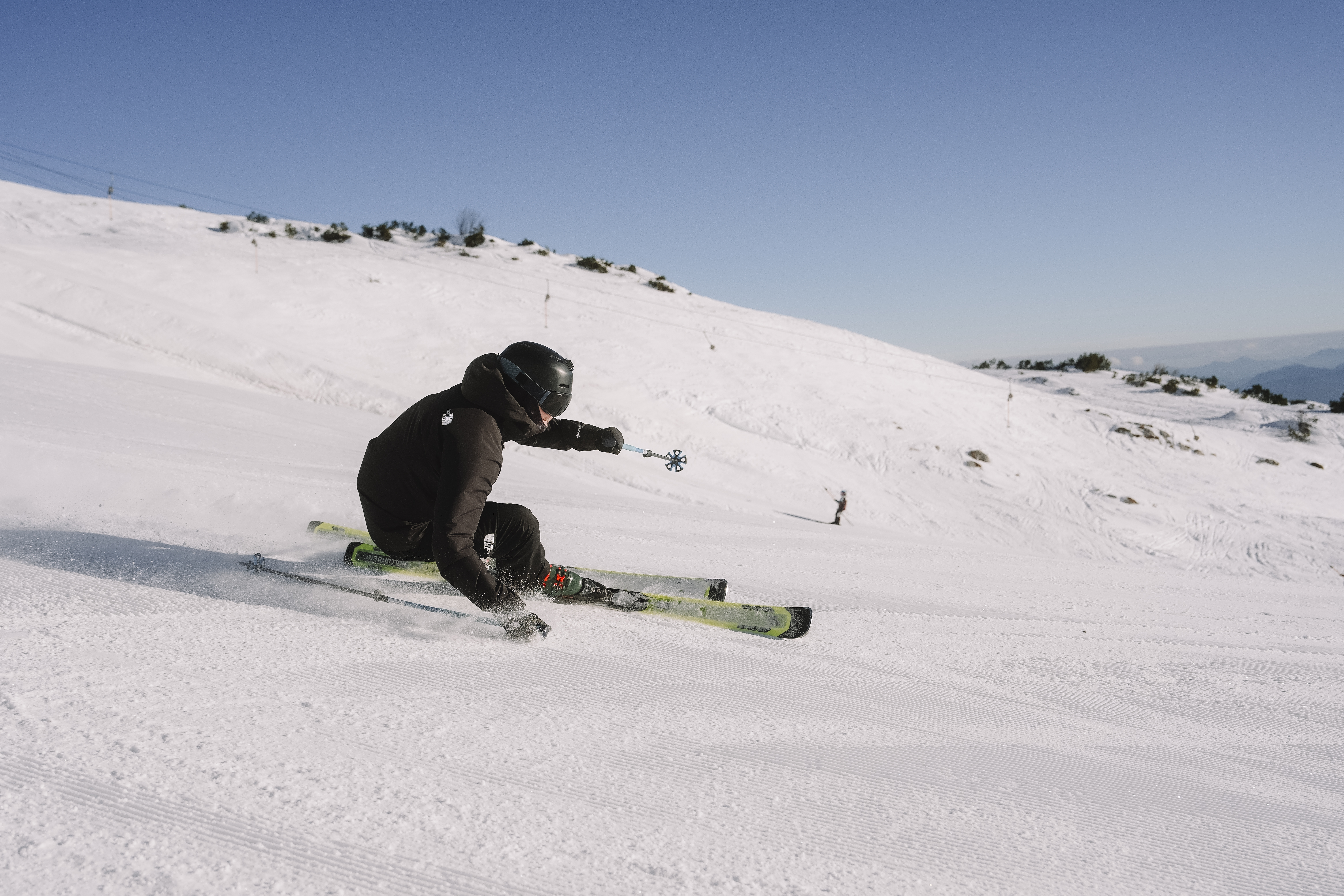 Serie: Skifahrer beim Carven aufgenommen mit Sony Alpha 7 V