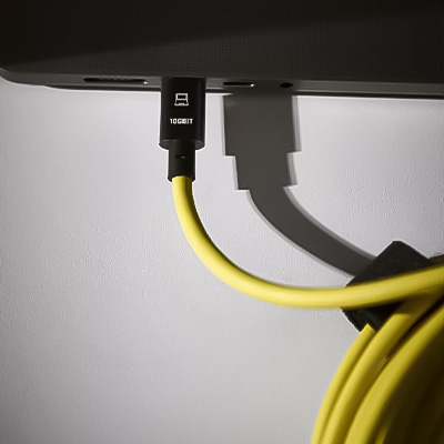 Cobra Tether Kabel 10 Gbit Verbindung am MacBook 10 Gbit Cobra Tether Kabel eingesteckt in einen MacBook USB-C Anschluss