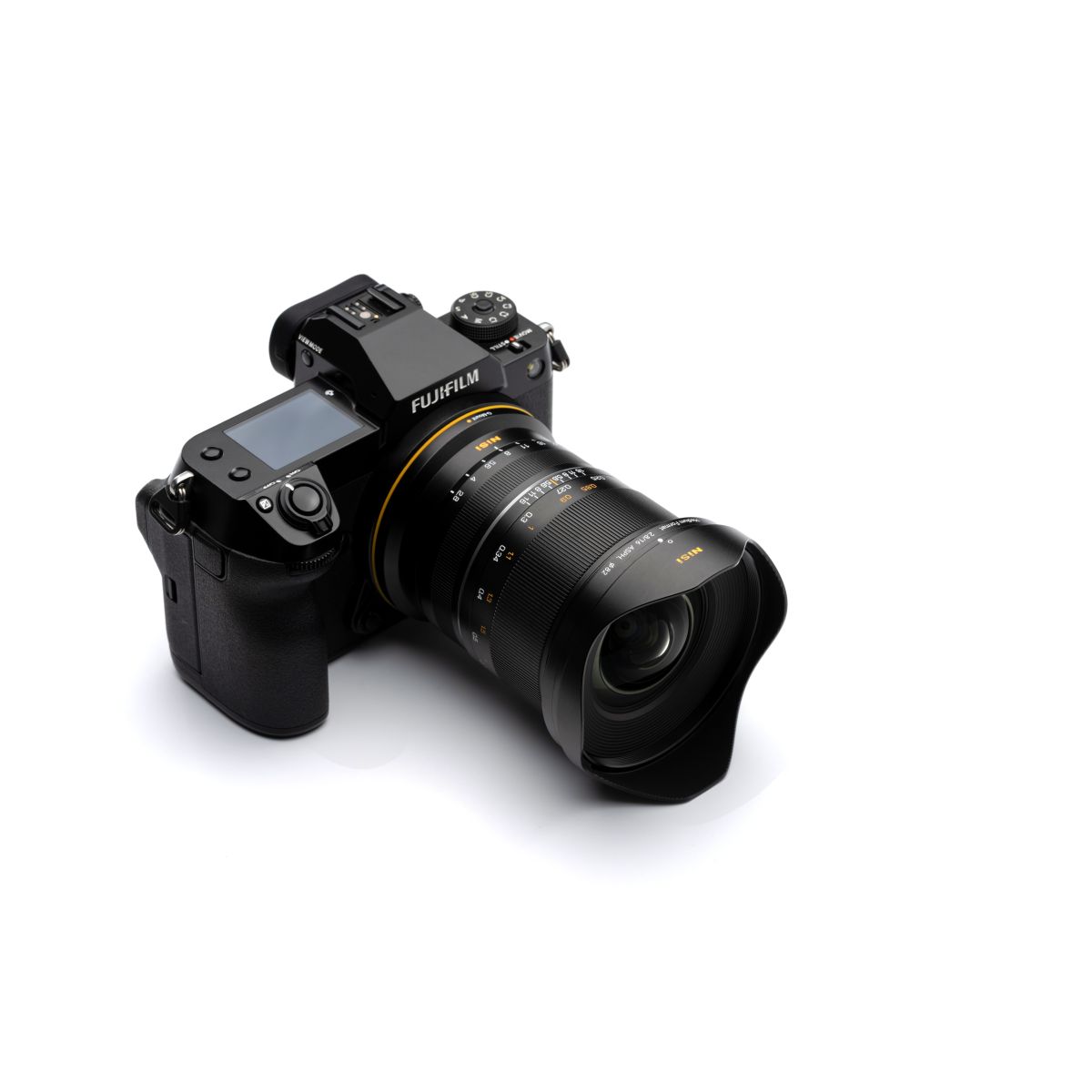 Nisi 16 mm 1:2,8 Asphärisch MF GFX-Mount Schwarz an der Kamera