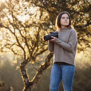 Canon APS-C Kamera für Einsteiger und Naturfotografie Frau mit Canon APS-C Kamera im Wald – kompakte Systemkamera für Einsteiger
