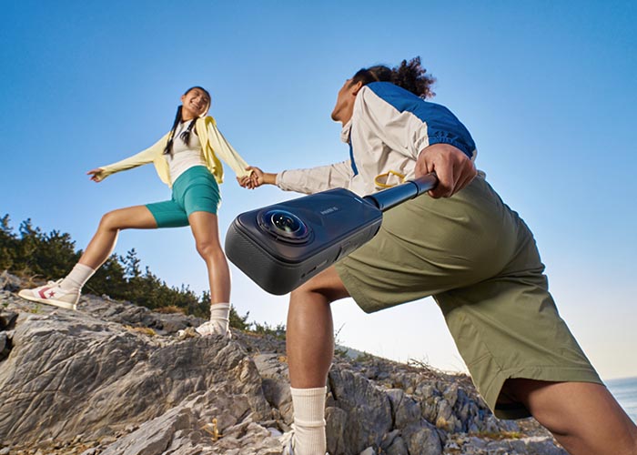 Insta360 X5 360° Actionkamera beim Wandern in der Natur