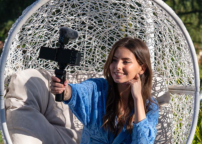 Vlogging Kamera im Einsatz bei Outdoor Aufnahme mit Handheld Setup