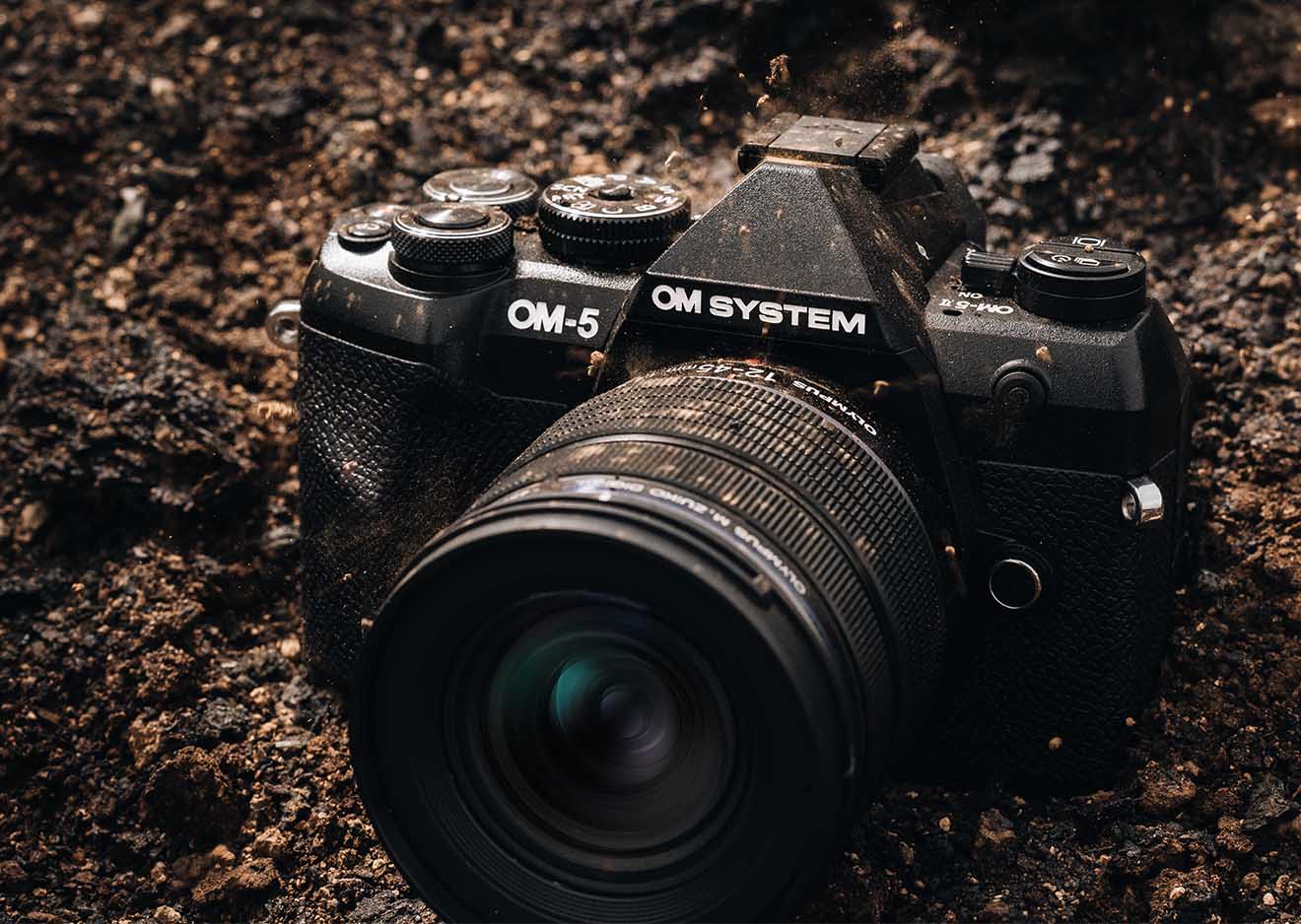 OM SYSTEM OM-5 Mark II in Schwarz im Schlamm – robust und wetterfest