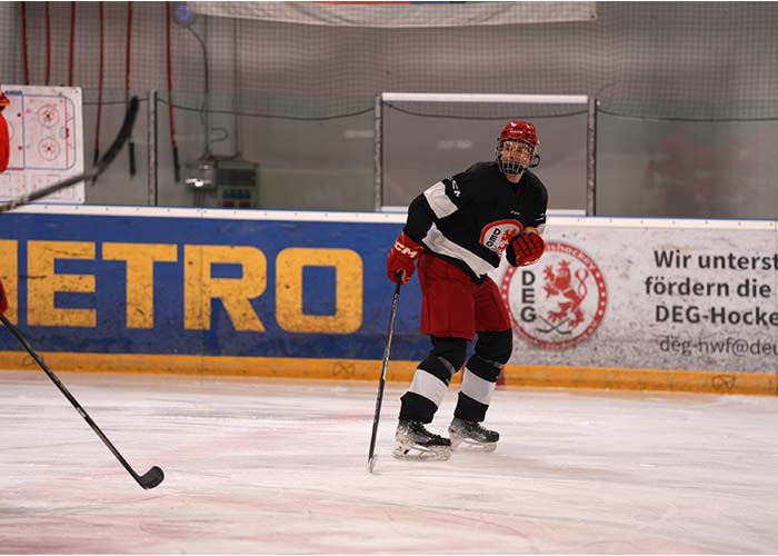 Eishockeyspieler beim Training, festgehalten mit der Sony A7 V im Serienbildmodus