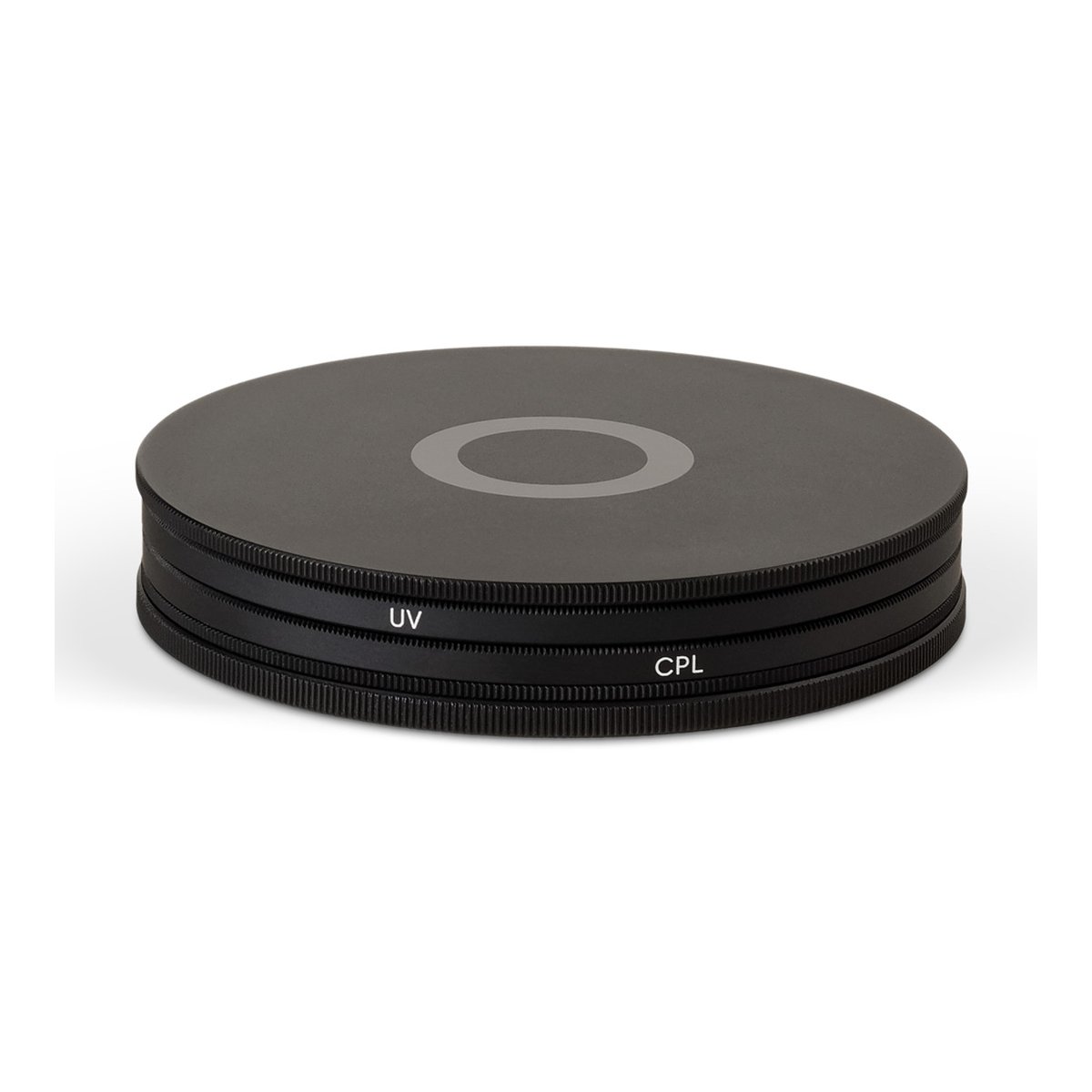 Urth 67mm UV + Circular Polarizing (CPL) Objektivfilter Kit (Plus+) - SCHRÄGANSICHT: Zwei gestapelte UV- und CPL-Kamerafilter in Dunkelgrau.