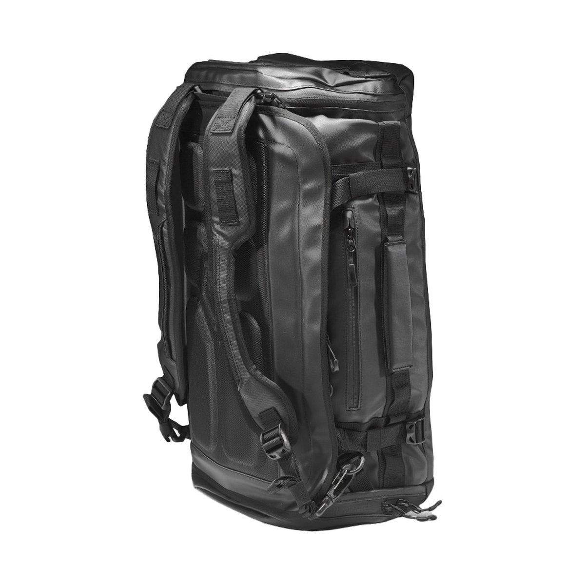 WANDRD HEXAD CARRYALL DUFFEL 60-Liter Black - Seitenansicht des schwarzen Rucksacks mit gepolsterten Trägern und Tragegriff