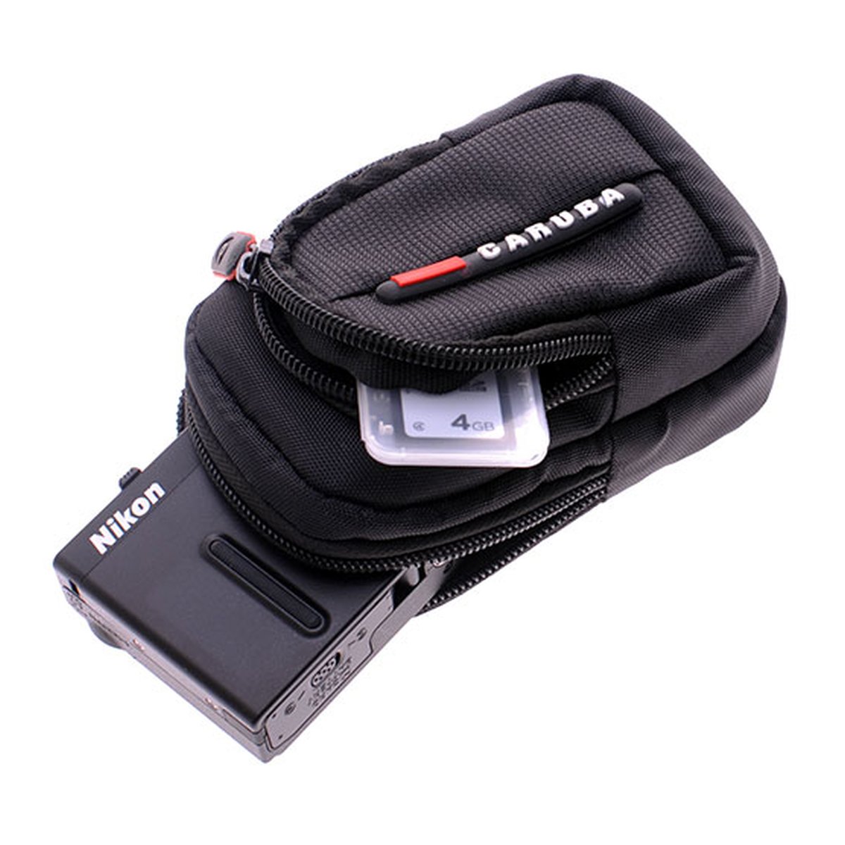 Caruba Compex Mini 2 - Anwendungsbeispiel: Schwarze Kameratasche mit Nikon Kamera und SD-Karte im Fach.