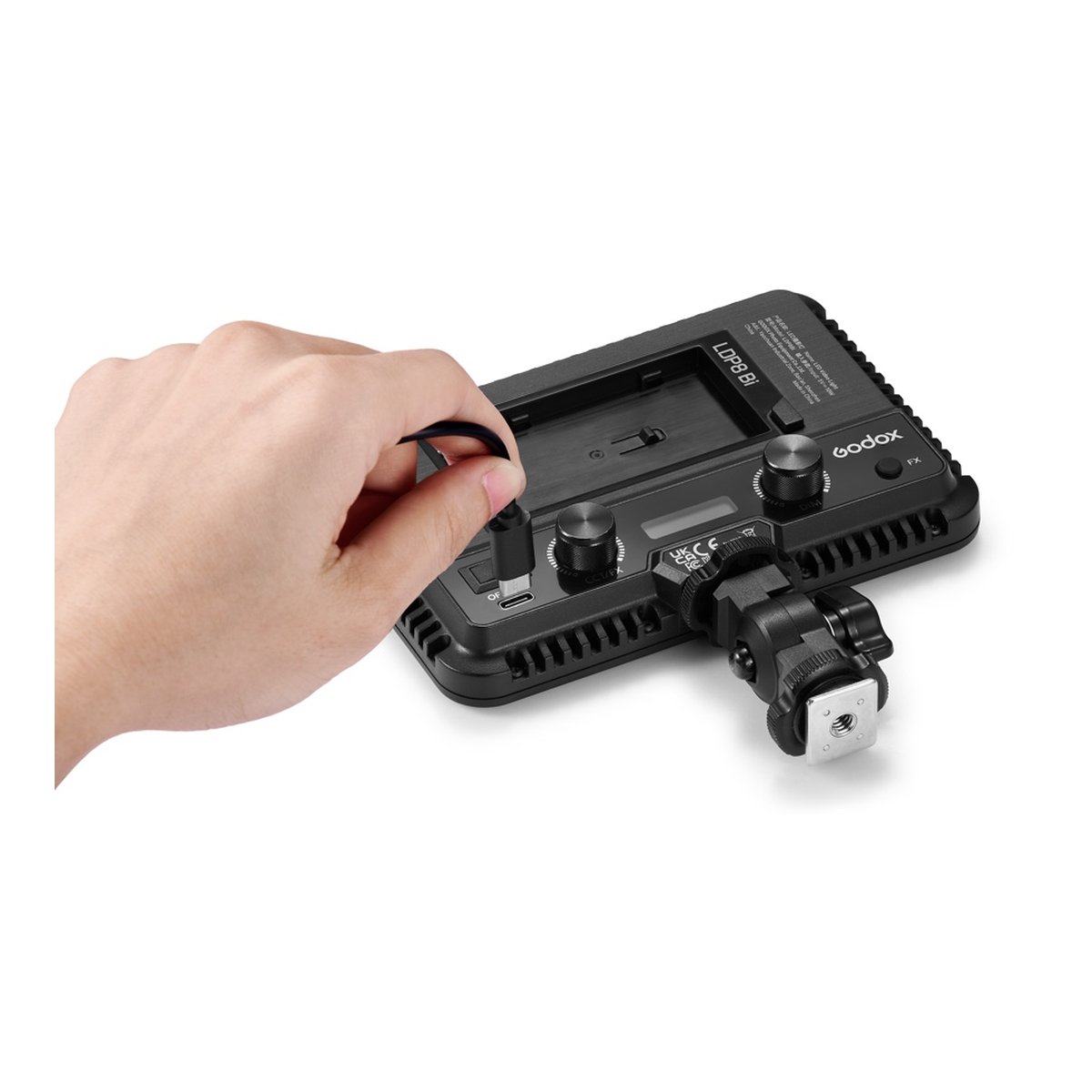 Godox LDP8Bi Streaming Slim Panel Light - Anwendungsbeispiel: Hand steckt USB-C Kabel in Godox LDPB BI LED-Leuchte.
