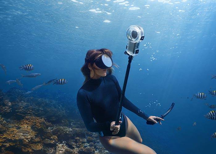 Insta360 X5 360° Actionkamera beim Tauchen unter Wasser