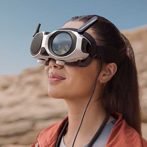 FPV-Brille Vision Goggles der Insta360 Antigravity A1 bei der Nutzung im Freien
