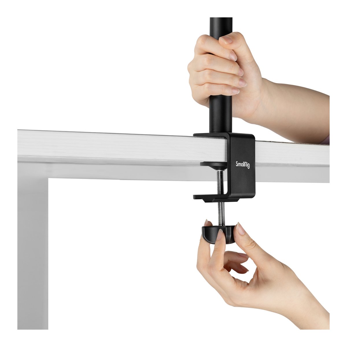 SmallRig3992 Encore DT-30 Tischhalterung mit Haltearm - Anwendungsbeispiel: Hände befestigen SmallRig Tischklemme an Tischplatte