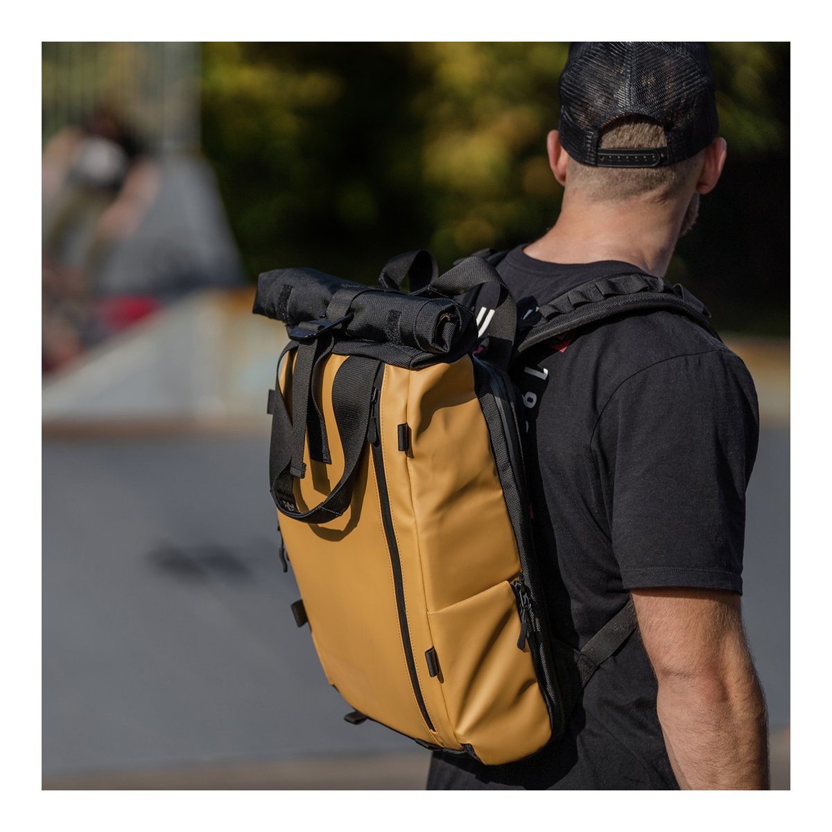 WANDRD PRVKE Lite 11-Liter Dallol Yellow - Anwendungsbeispiel: Rückansicht des gelben Rucksacks am Träger.