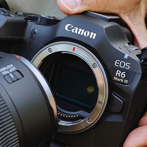 Nahaufnahme des RF-Bajonetts einer Canon EOS R6 Mark III beim Objektivwechsel.