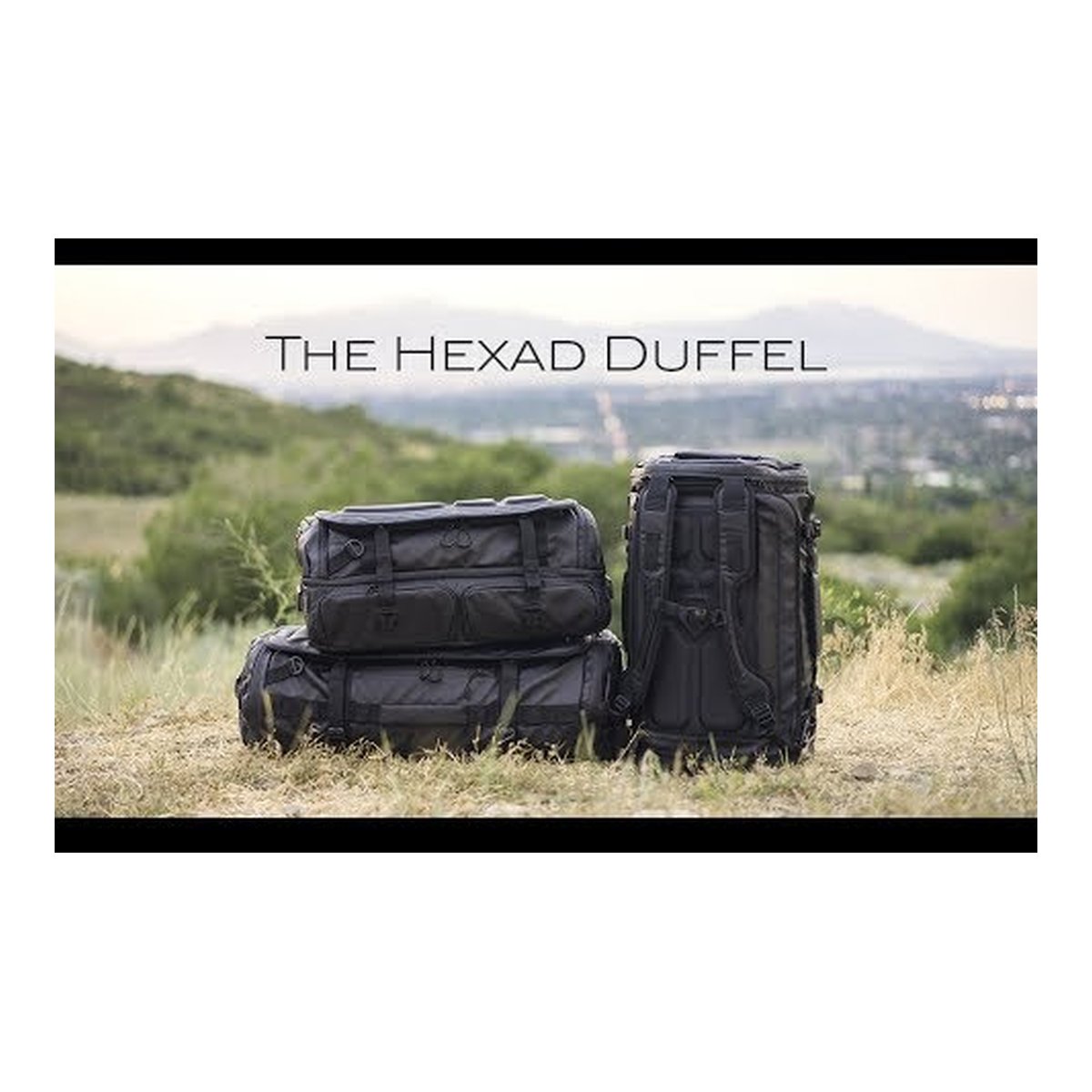 WANDRD HEXAD ACCESS DUFFEL Aegean Blue - Produktdarstellung: Drei schwarze Hexad Duffel Bags im Outdoor-Einsatz, gestapelt und als Rucksack