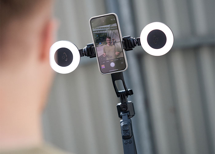 Vlogger nutzt das Rollei Easy Creator QuadPod LED Kit für perfekte Ausleuchtung beim Filmen