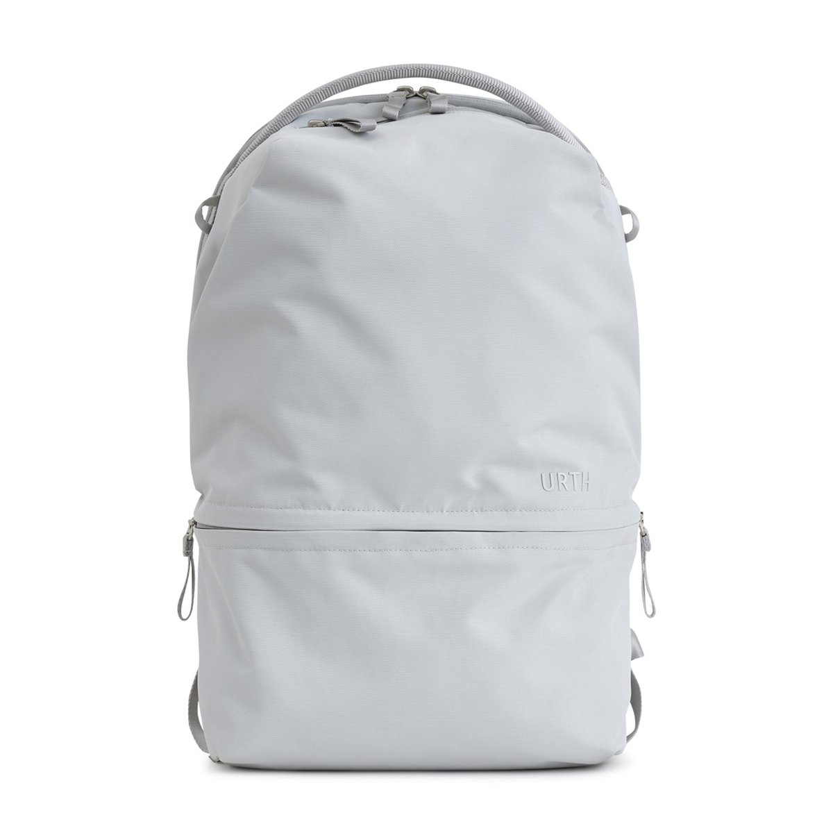 Urth Arkose 20L Rucksack + Kamera Insert (Aschgrau) - Frontansicht des hellgrauen Rucksacks mit Urth-Logo und Reißverschlüssen.