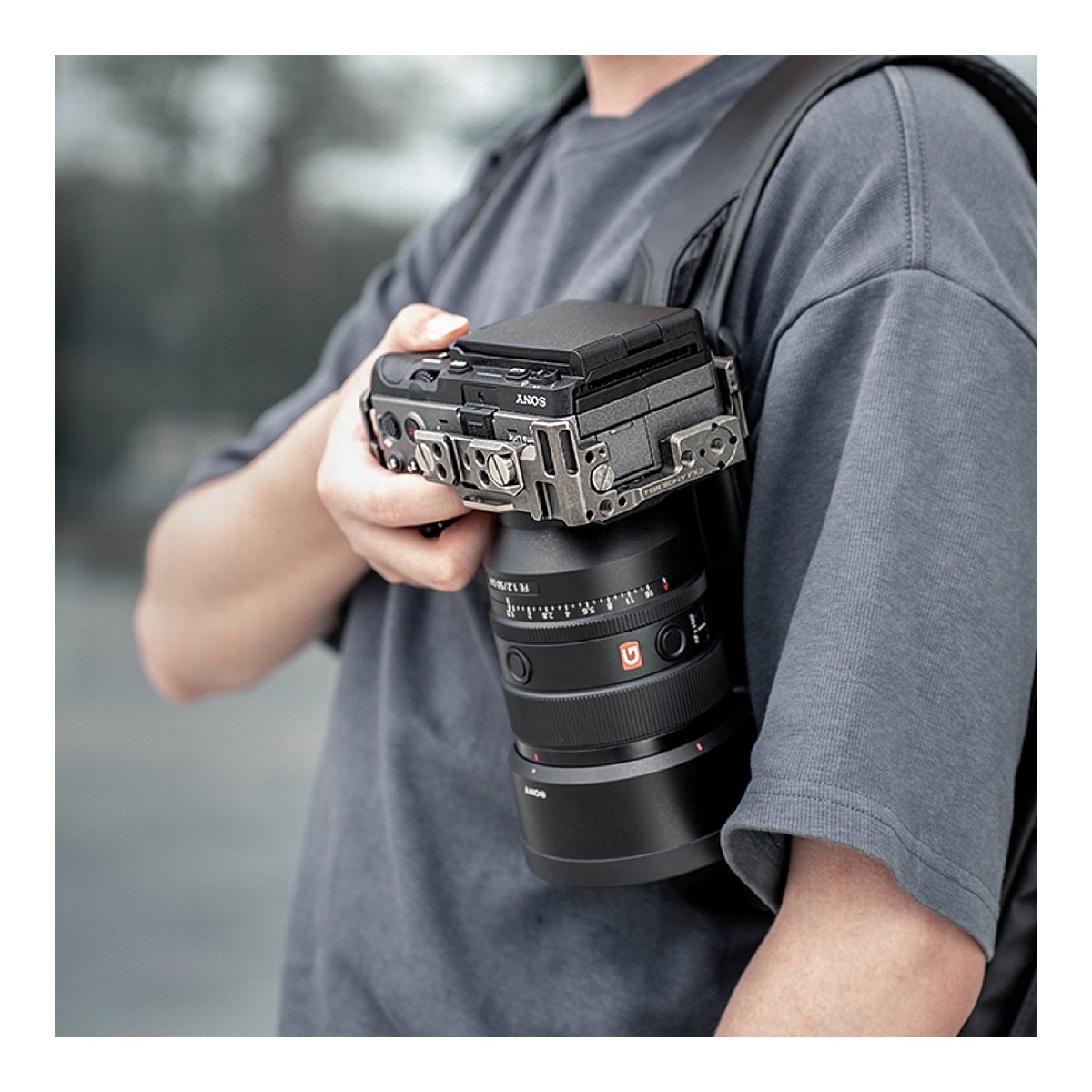 PGYTECH Beetle Camera Clip - Anwendungsbeispiel: Kamera mit Cage am Tragegurt