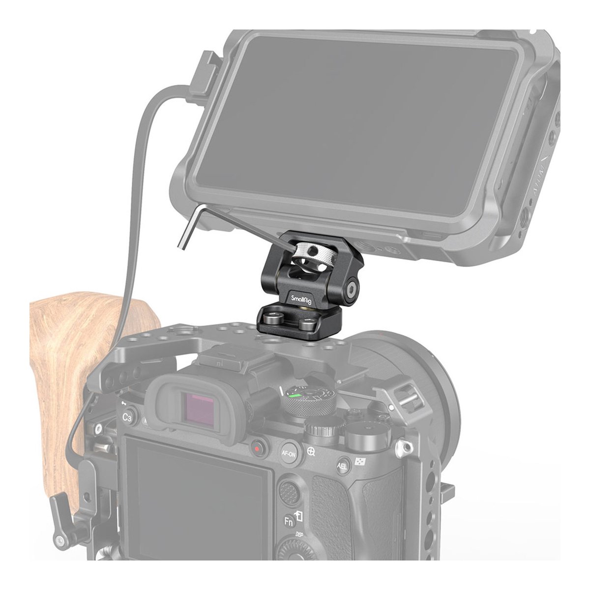 SmallRig 2904B Swivel & Tilt Monitor- Halterung mit zwei 1/4" Schrauben - Anwendungsbeispiel: SmallRig Monitorhalterung mit Monitor auf Kamera, Inbusschlüssel sichtbar.