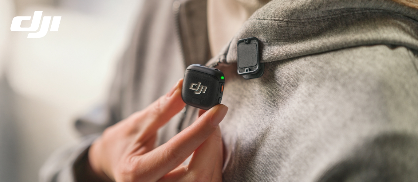 DJI Mic 3 Wireless Mikrofon am Hemdkragen mit Magnetclip befestigt